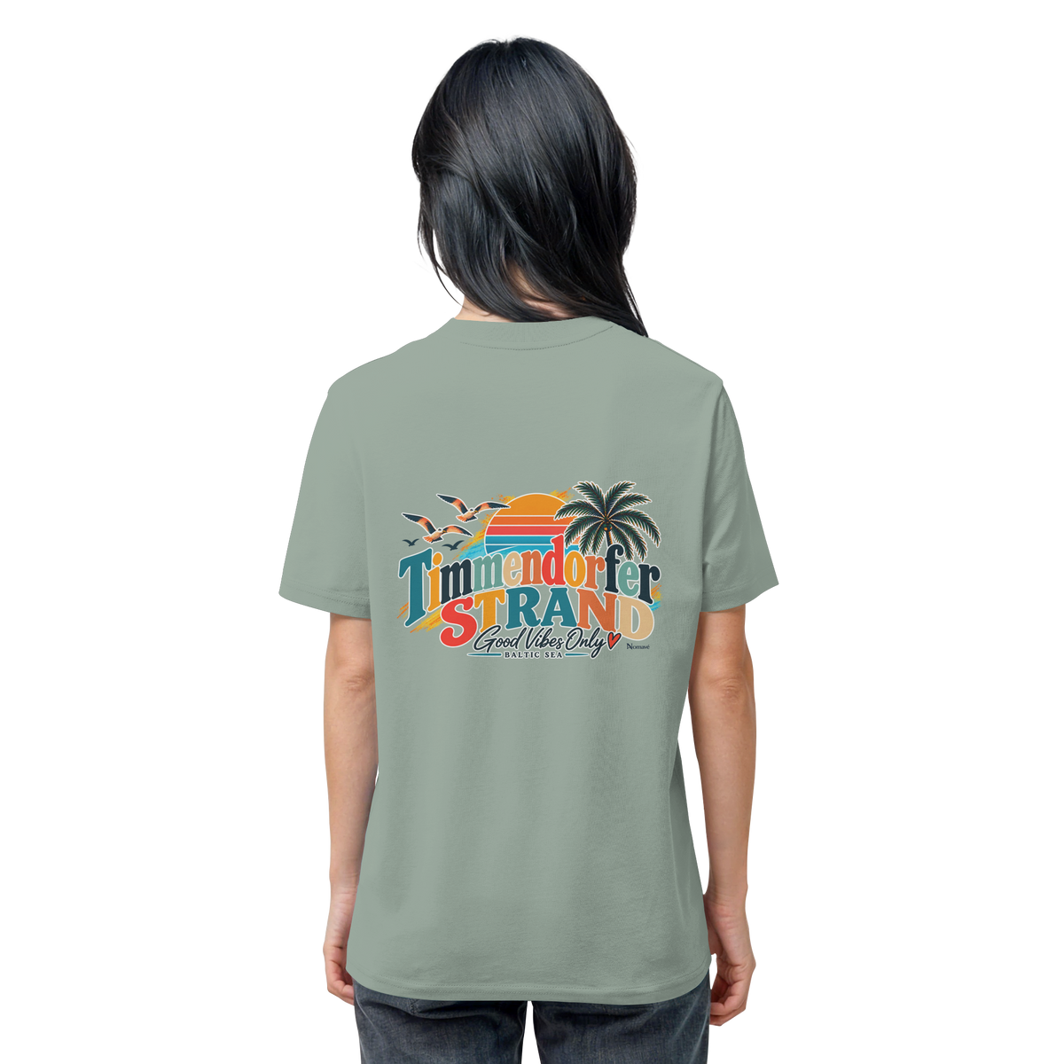 Unisex-Bio-T-Shirt in Aloe, Rückansicht am Model mit Timmendorfer-Strand-Good-Vibes-Only-Rückenprint.