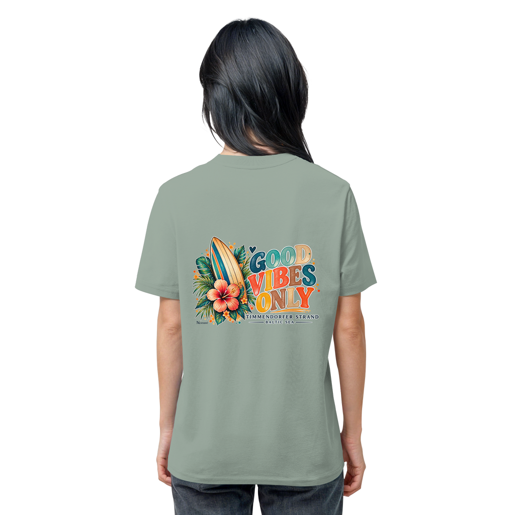 Original-Rückansicht 8: Unisex Bio-T-Shirt in Aloe mit Timmendorfer-Surf-Vibes-Rückenprint, Surfboard, Hibiskusblüten und Baltic-Sea-Schriftzug.