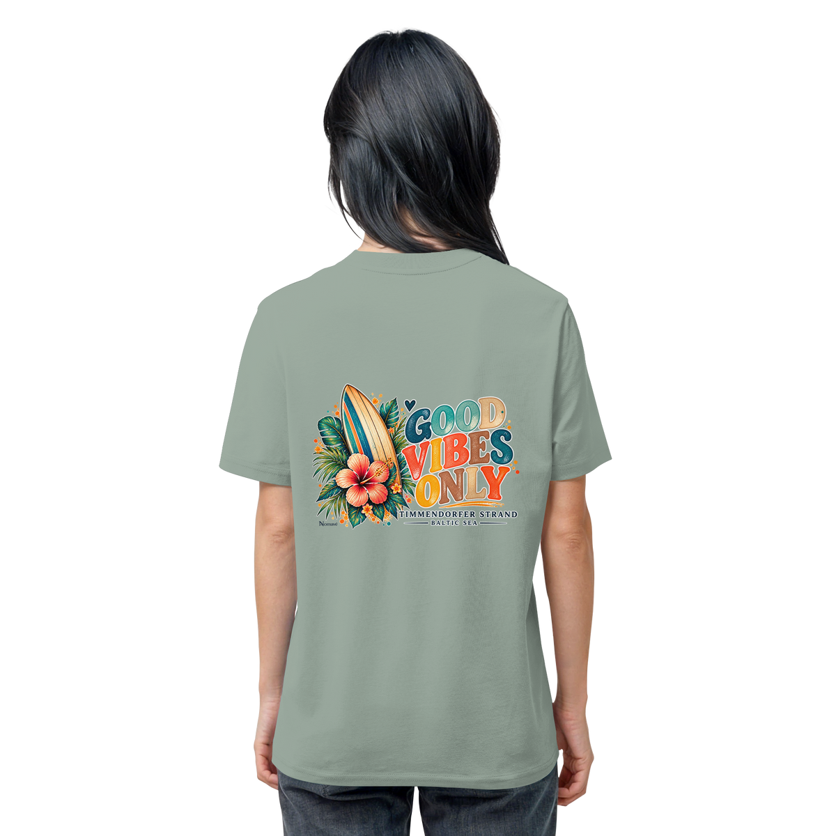 Original-Rückansicht 8: Unisex Bio-T-Shirt in Aloe mit Timmendorfer-Surf-Vibes-Rückenprint, Surfboard, Hibiskusblüten und Baltic-Sea-Schriftzug.