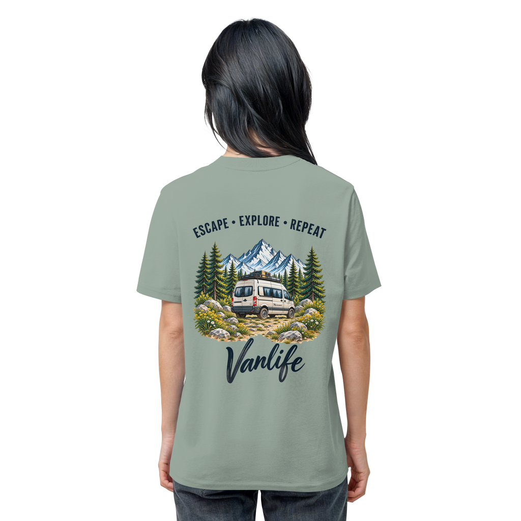 Bio T-Shirt in Aloe als Produkt-Mockup mit Escape Explore Repeat Motiv als Backprint – Produktansicht 2