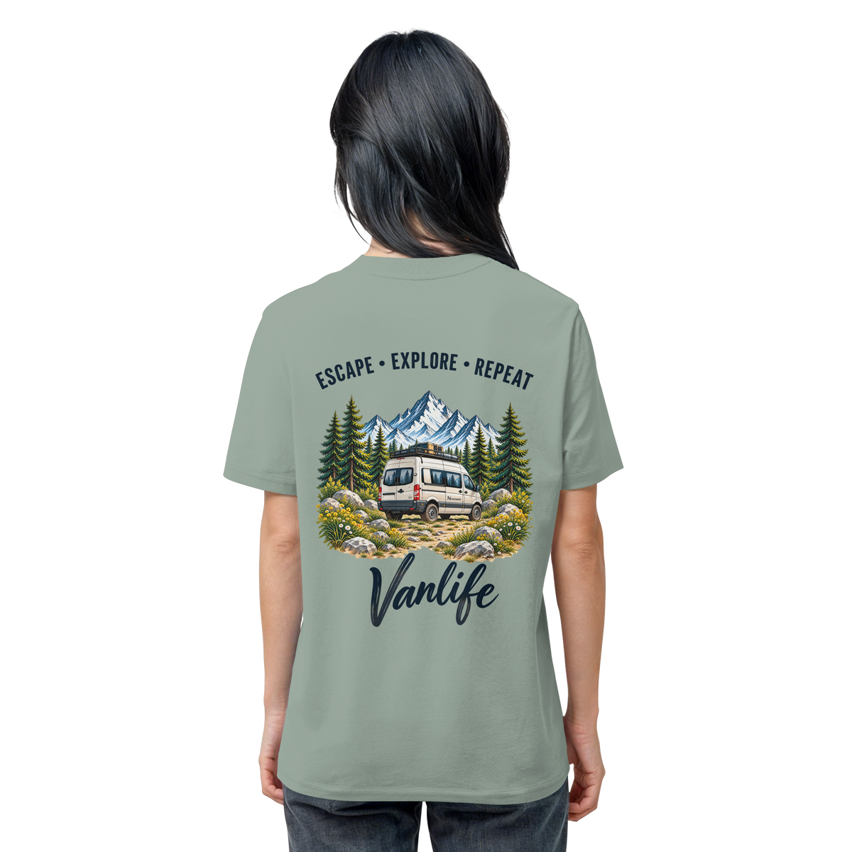 Bio T-Shirt in Aloe als Produkt-Mockup mit Escape Explore Repeat Motiv als Backprint – Produktansicht 2
