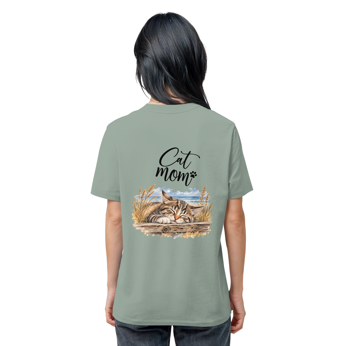 Cat Mom Unisex Bio-T-Shirt in Aloe – Original-Mockup 1 mit schlafender Katze, Küstenmotiv und Schriftzug als Rückenprint.