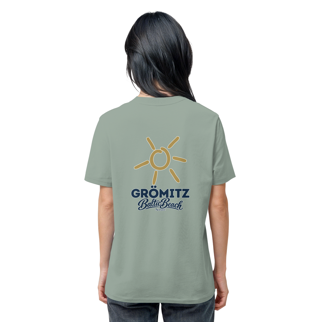 Grömitz Sonne Bio Unisex T-Shirt Baltic Beach mit Rückendruck in Aloe – Shirtigo-Originalmockup 8