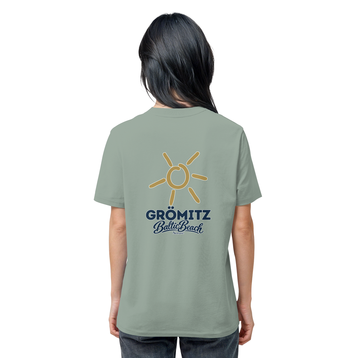 Grömitz Sonne Bio Unisex T-Shirt Baltic Beach mit Rückendruck in Aloe – Shirtigo-Originalmockup 8