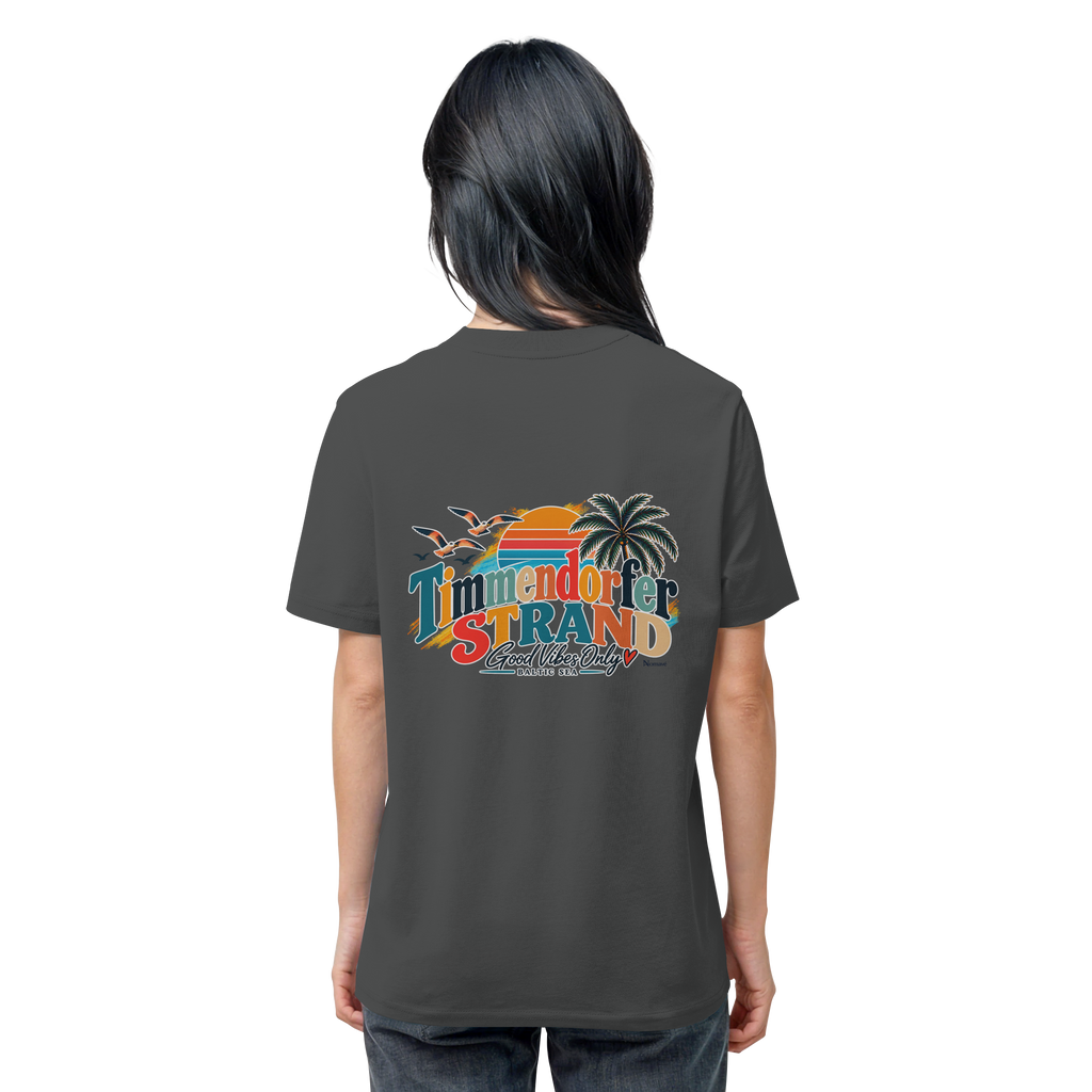 Unisex-Bio-T-Shirt in Anthracite, Rückansicht am Model mit Timmendorfer-Strand-Good-Vibes-Only-Rückenprint.