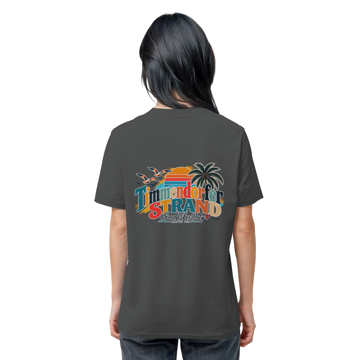 Unisex-Bio-T-Shirt in Anthracite, Rückansicht am Model mit Timmendorfer-Strand-Good-Vibes-Only-Rückenprint.