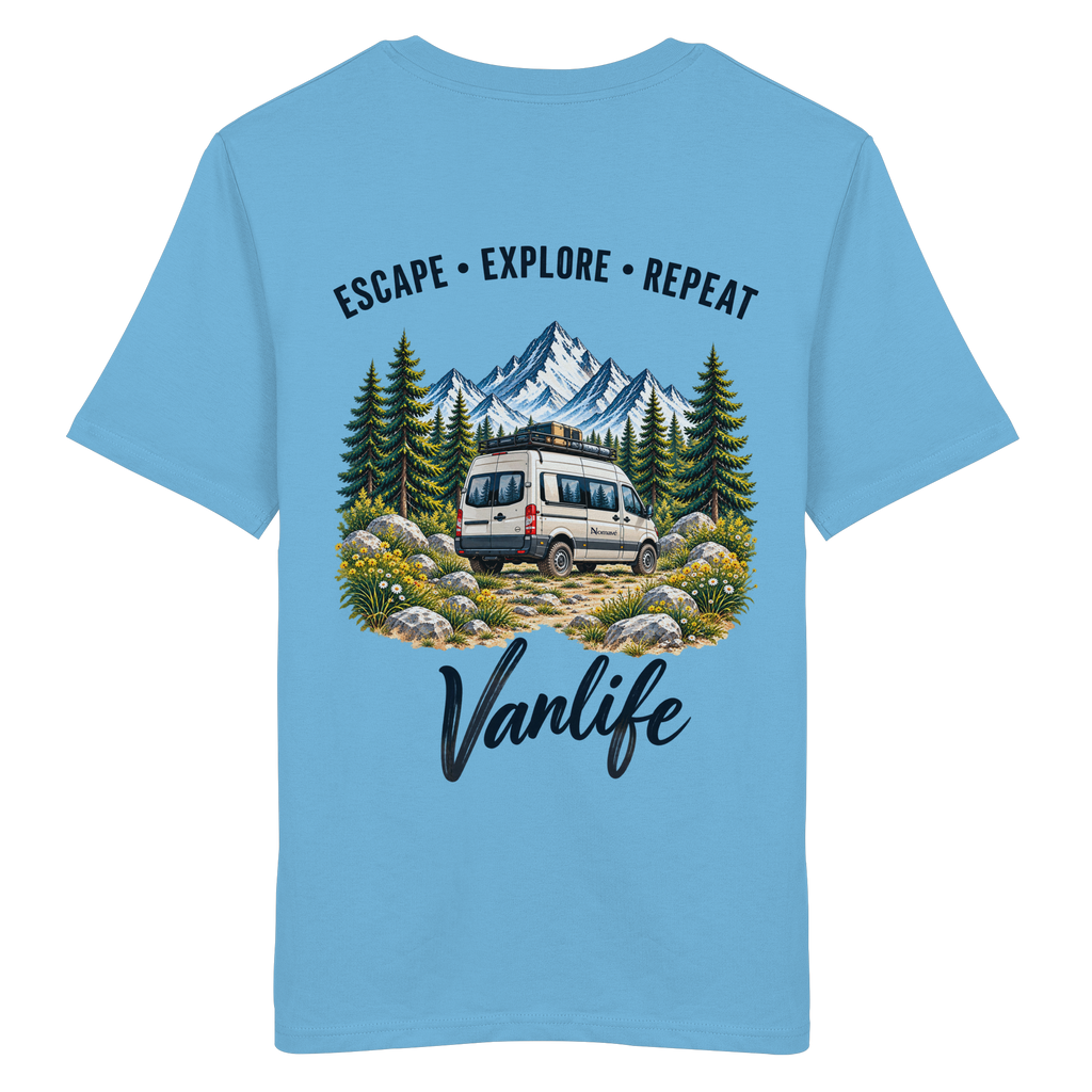 Bio T-Shirt in Aqua Blue als Produkt-Mockup mit Escape Explore Repeat Motiv als Backprint – Produktansicht 2