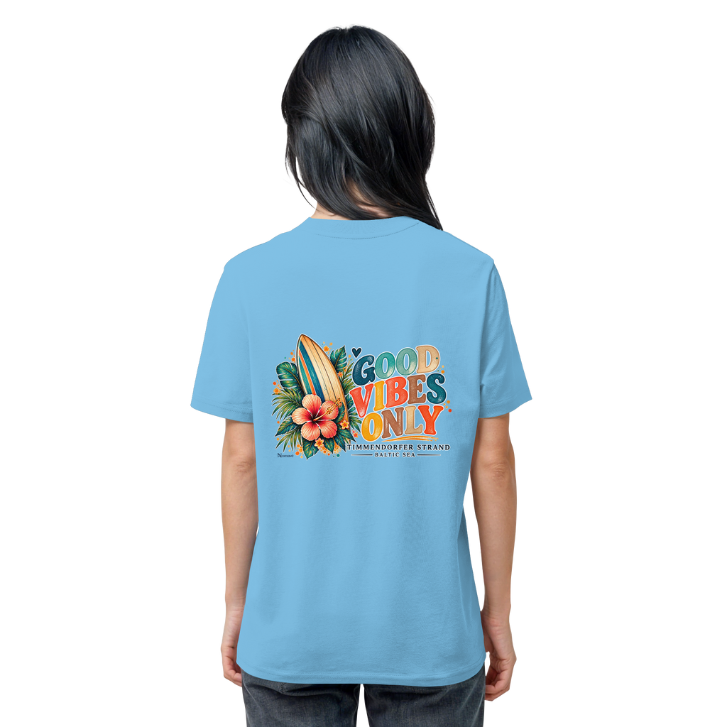 Original-Rückansicht 16: Unisex Bio-T-Shirt in Aqua Blue mit Timmendorfer-Surf-Vibes-Rückenprint, Surfboard, Hibiskusblüten und Baltic-Sea-Schriftzug.