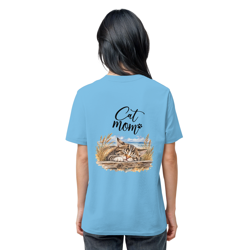 Cat Mom Unisex Bio-T-Shirt in Aqua Blue – Original-Mockup 2 mit schlafender Katze, Küstenmotiv und Schriftzug als Rückenprint.