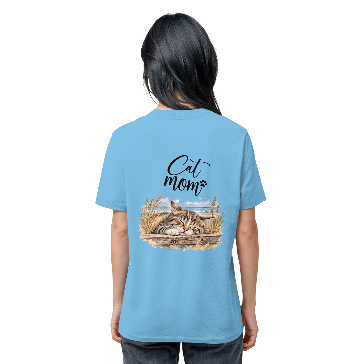 Cat Mom Unisex Bio-T-Shirt in Aqua Blue – Original-Mockup 2 mit schlafender Katze, Küstenmotiv und Schriftzug als Rückenprint.