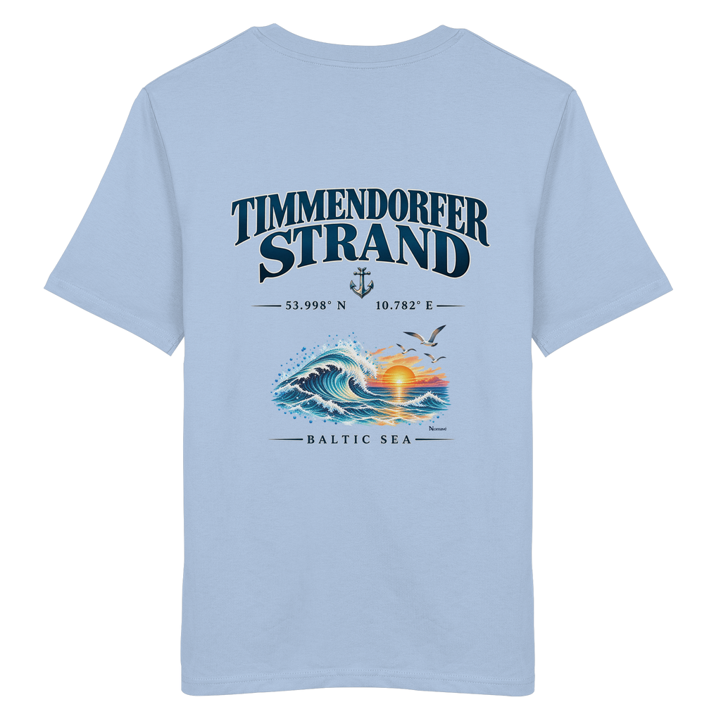 Original-Mockup des Unisex Bio-T-Shirts in Blue Soul mit Timmendorfer Strand – Baltic Sea Backprint.