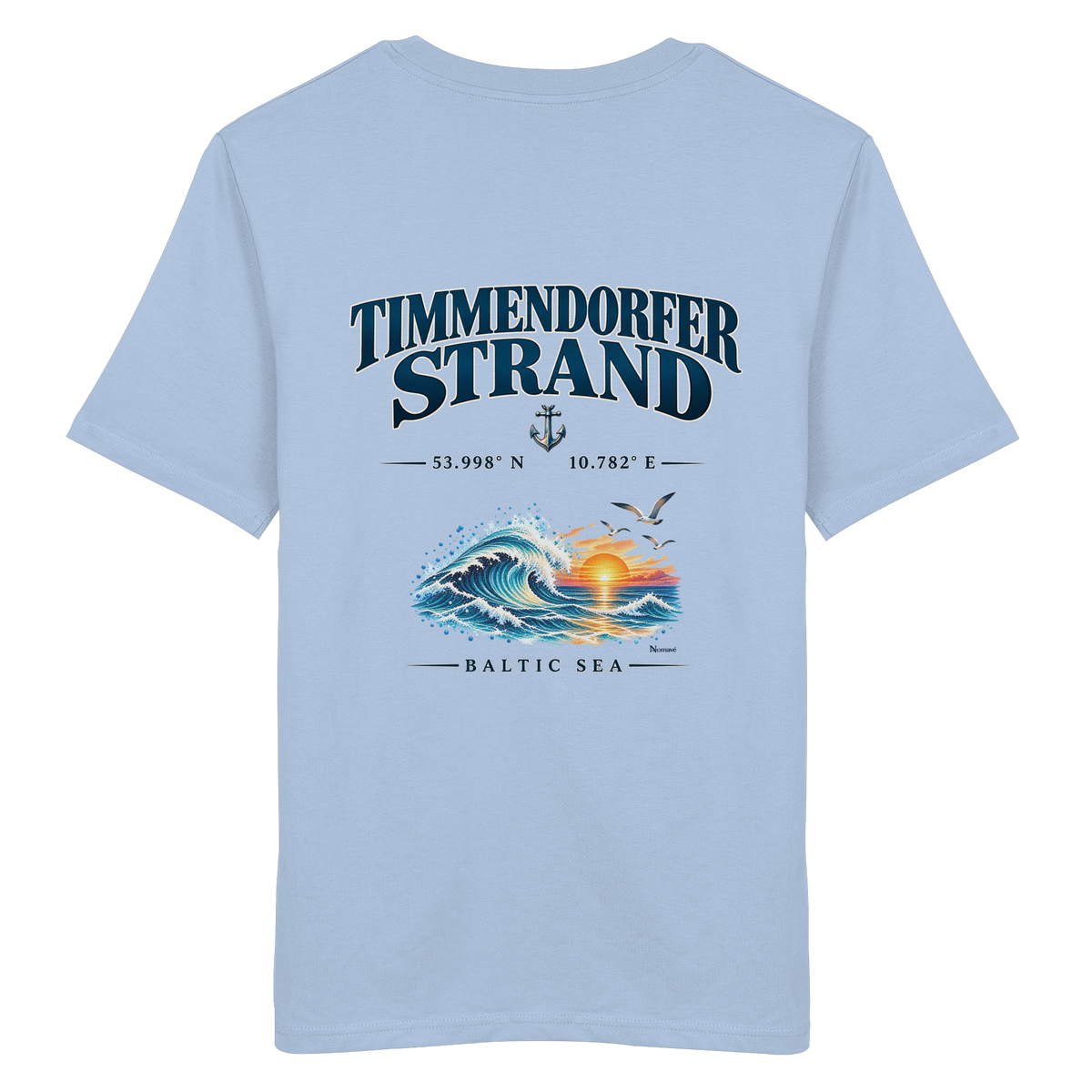 Original-Mockup des Unisex Bio-T-Shirts in Blue Soul mit Timmendorfer Strand – Baltic Sea Backprint.