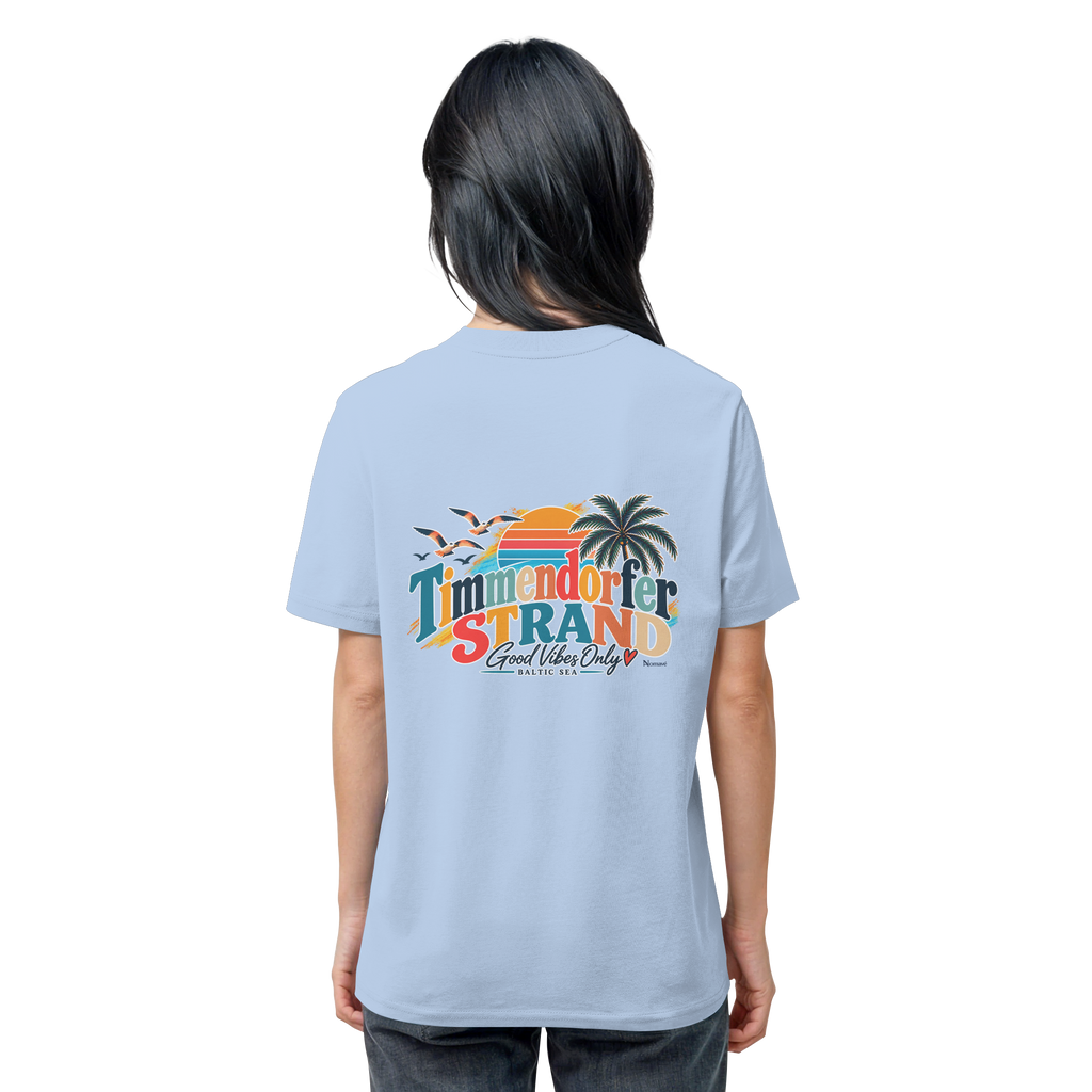 Unisex-Bio-T-Shirt in Blue Soul, Rückansicht am Model mit Timmendorfer-Strand-Good-Vibes-Only-Rückenprint.