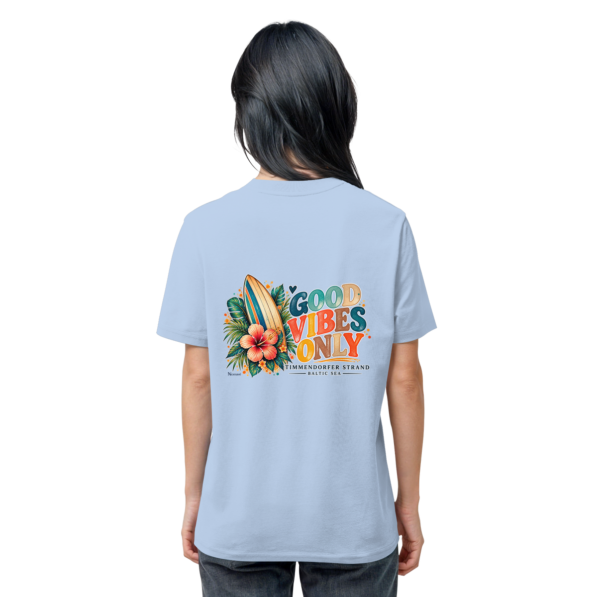 Original-Rückansicht 24: Unisex Bio-T-Shirt in Blue Soul mit Timmendorfer-Surf-Vibes-Rückenprint, Surfboard, Hibiskusblüten und Baltic-Sea-Schriftzug.