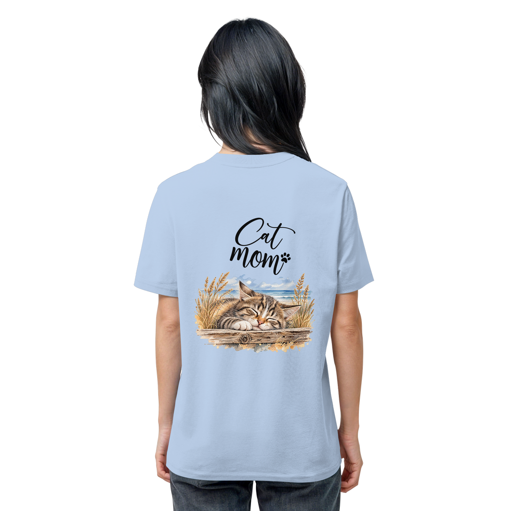 Cat Mom Unisex Bio-T-Shirt in Blue Soul – Original-Mockup 2 mit schlafender Katze, Küstenmotiv und Schriftzug als Rückenprint.