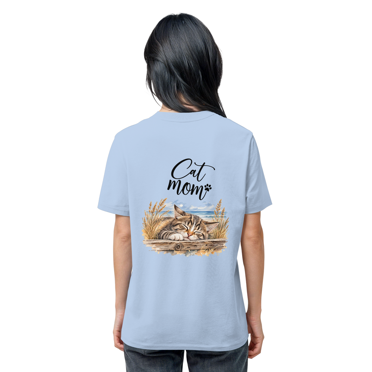 Cat Mom Unisex Bio-T-Shirt in Blue Soul – Original-Mockup 2 mit schlafender Katze, Küstenmotiv und Schriftzug als Rückenprint.