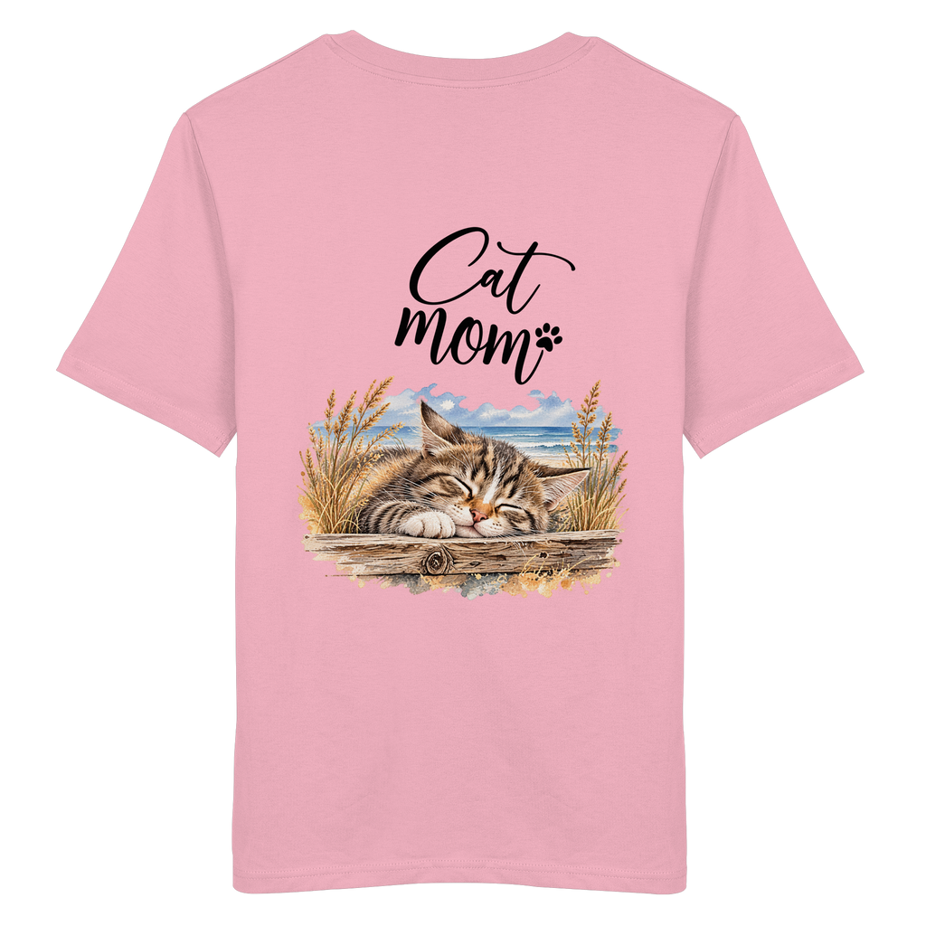 Cat Mom Unisex Bio-T-Shirt in Cotton Pink – Original-Mockup 2 mit schlafender Katze, Küstenmotiv und Schriftzug als Rückenprint.