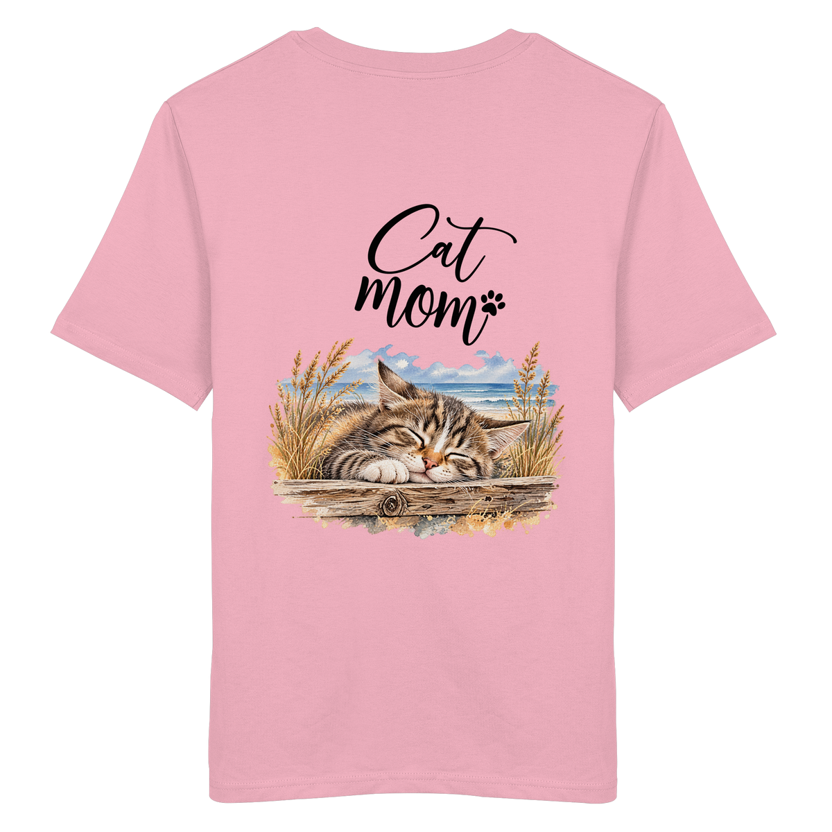 Cat Mom Unisex Bio-T-Shirt in Cotton Pink – Original-Mockup 2 mit schlafender Katze, Küstenmotiv und Schriftzug als Rückenprint.