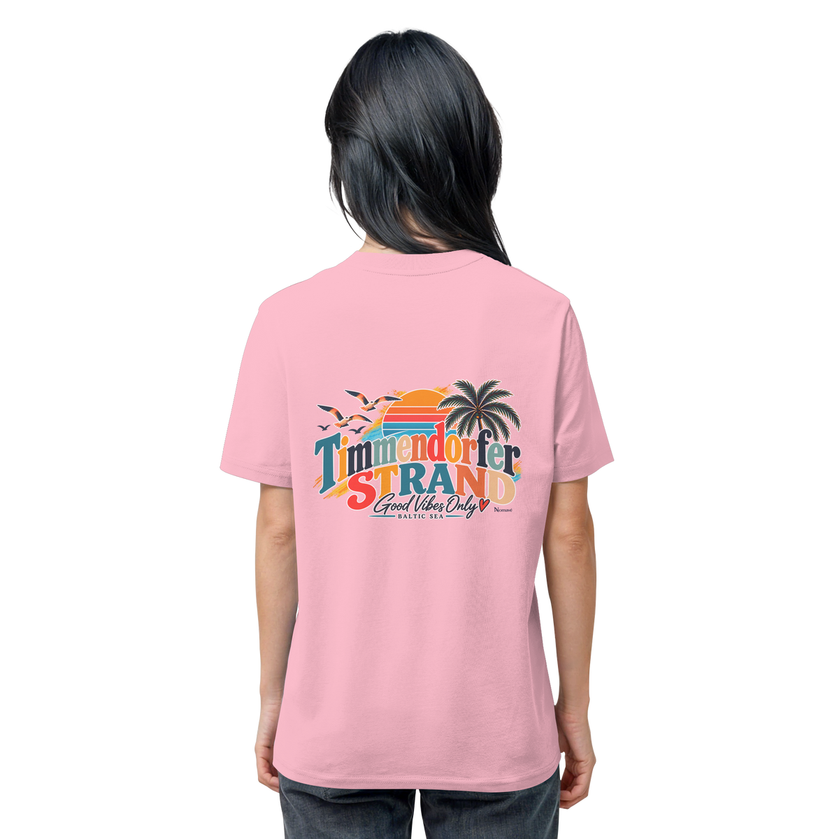 Unisex-Bio-T-Shirt in Cotton Pink, Rückansicht am Model mit Timmendorfer-Strand-Good-Vibes-Only-Rückenprint.