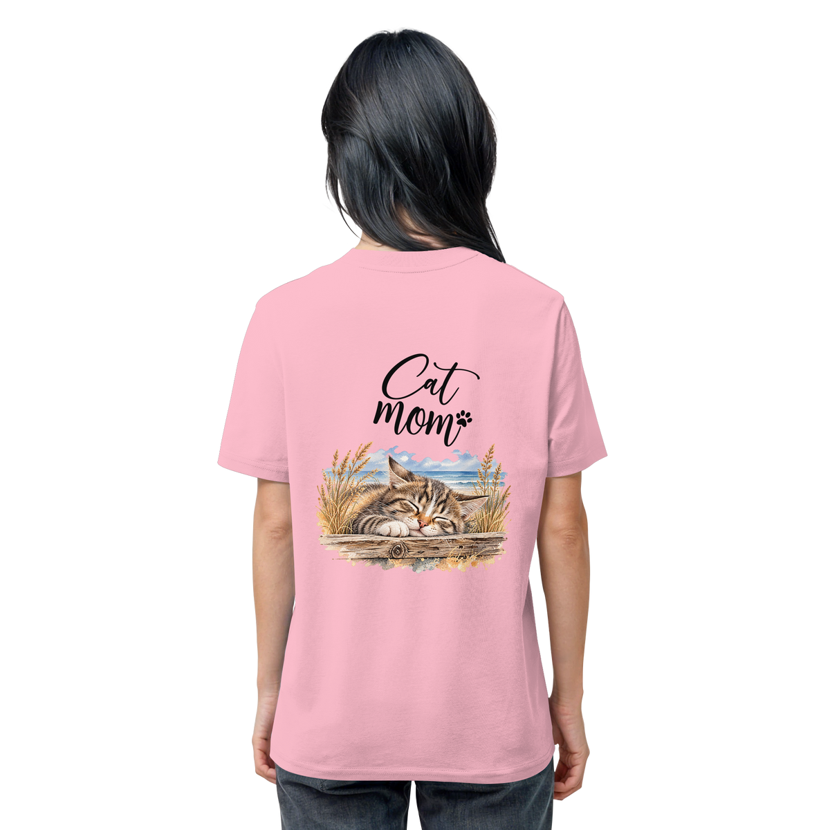 Cat Mom Unisex Bio-T-Shirt in Cotton Pink – Original-Mockup 1 mit schlafender Katze, Küstenmotiv und Schriftzug als Rückenprint.