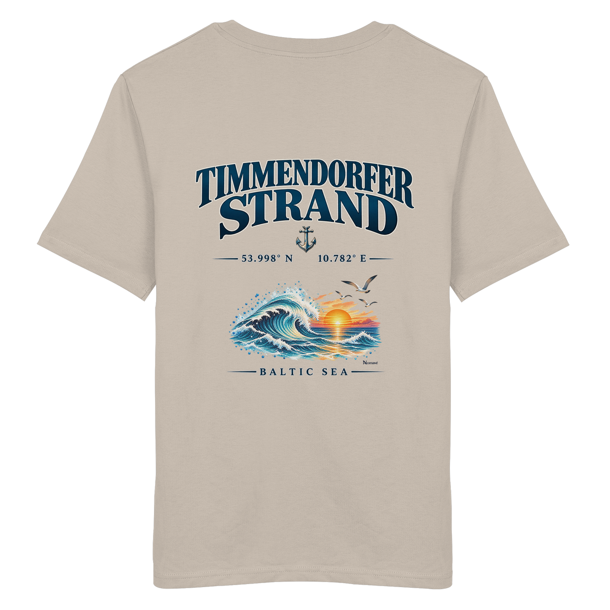 Original-Mockup des Unisex Bio-T-Shirts in Desert Dust mit Timmendorfer Strand – Baltic Sea Backprint.