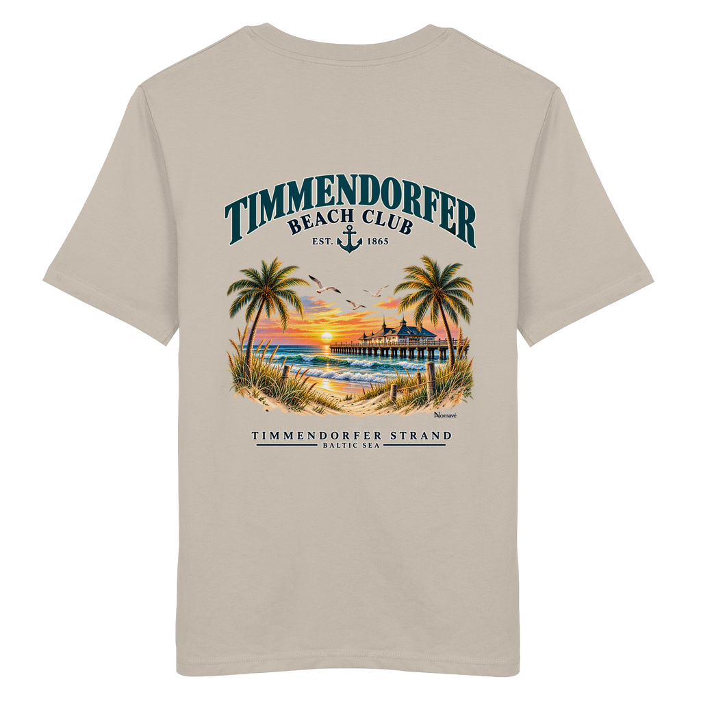 Original-/Katalogmockup: Unisex Bio-T-Shirt in Desert Dust, Rückansicht mit Timmendorfer-Beach-Club-Rückendruck.