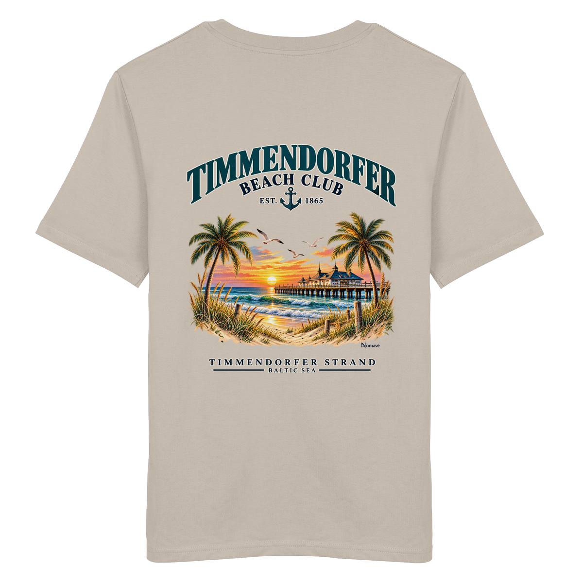 Original-/Katalogmockup: Unisex Bio-T-Shirt in Desert Dust, Rückansicht mit Timmendorfer-Beach-Club-Rückendruck.