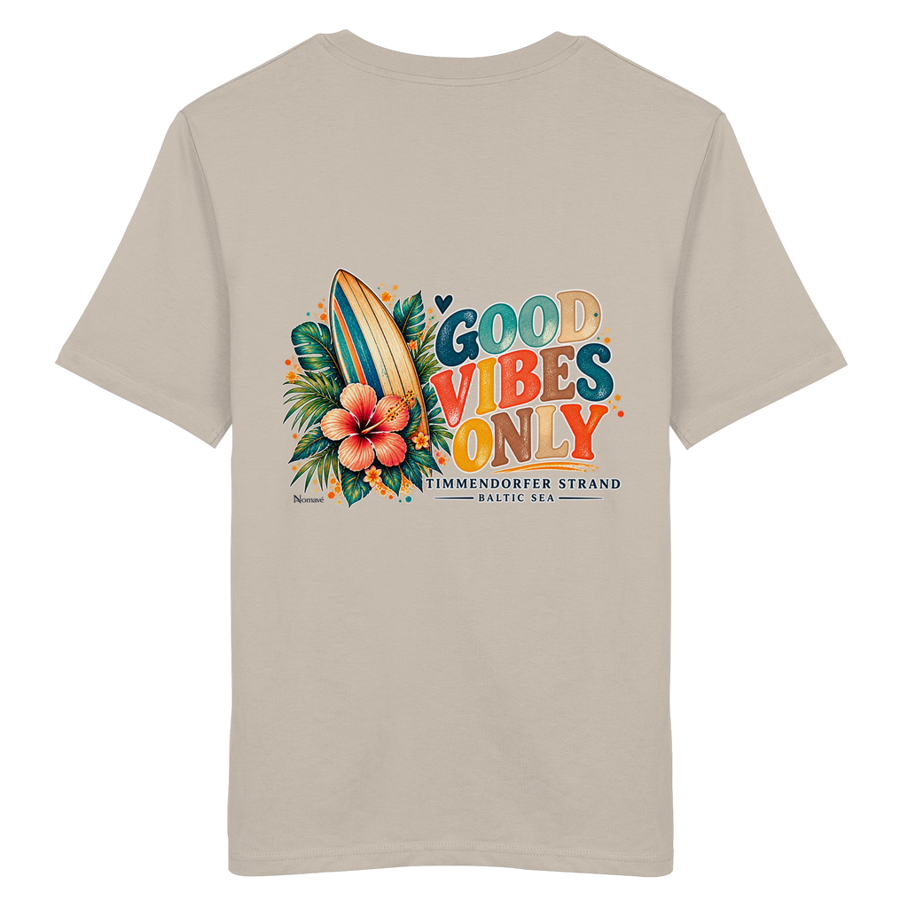 Original-Rückansicht 12: Unisex Bio-T-Shirt in Desert Dust mit Timmendorfer-Surf-Vibes-Rückenprint, Surfboard, Hibiskusblüten und Baltic-Sea-Schriftzug.