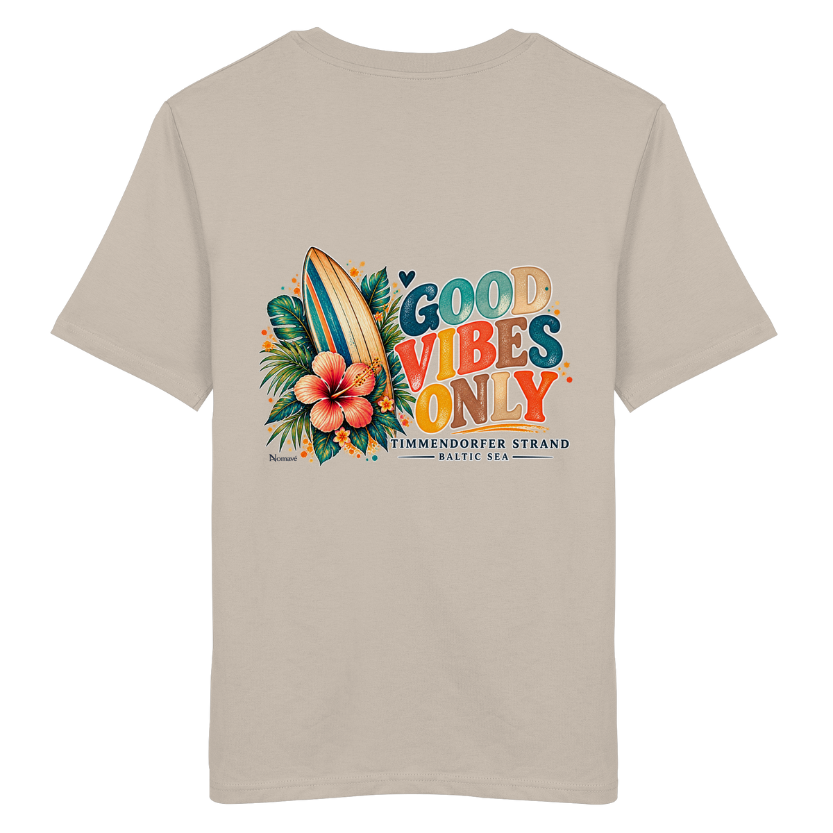 Original-Rückansicht 12: Unisex Bio-T-Shirt in Desert Dust mit Timmendorfer-Surf-Vibes-Rückenprint, Surfboard, Hibiskusblüten und Baltic-Sea-Schriftzug.