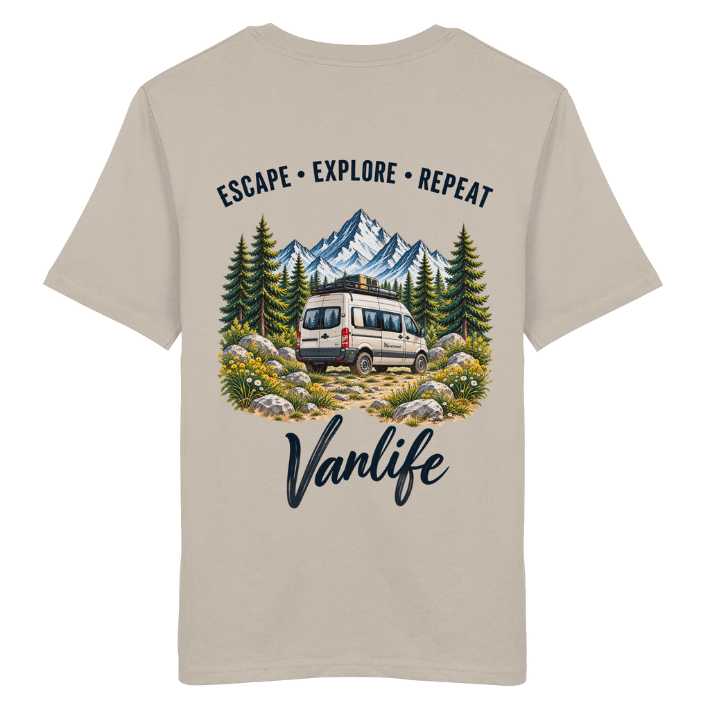 Bio T-Shirt in Desert Dust als Produkt-Mockup mit Escape Explore Repeat Motiv als Backprint – Produktansicht 2