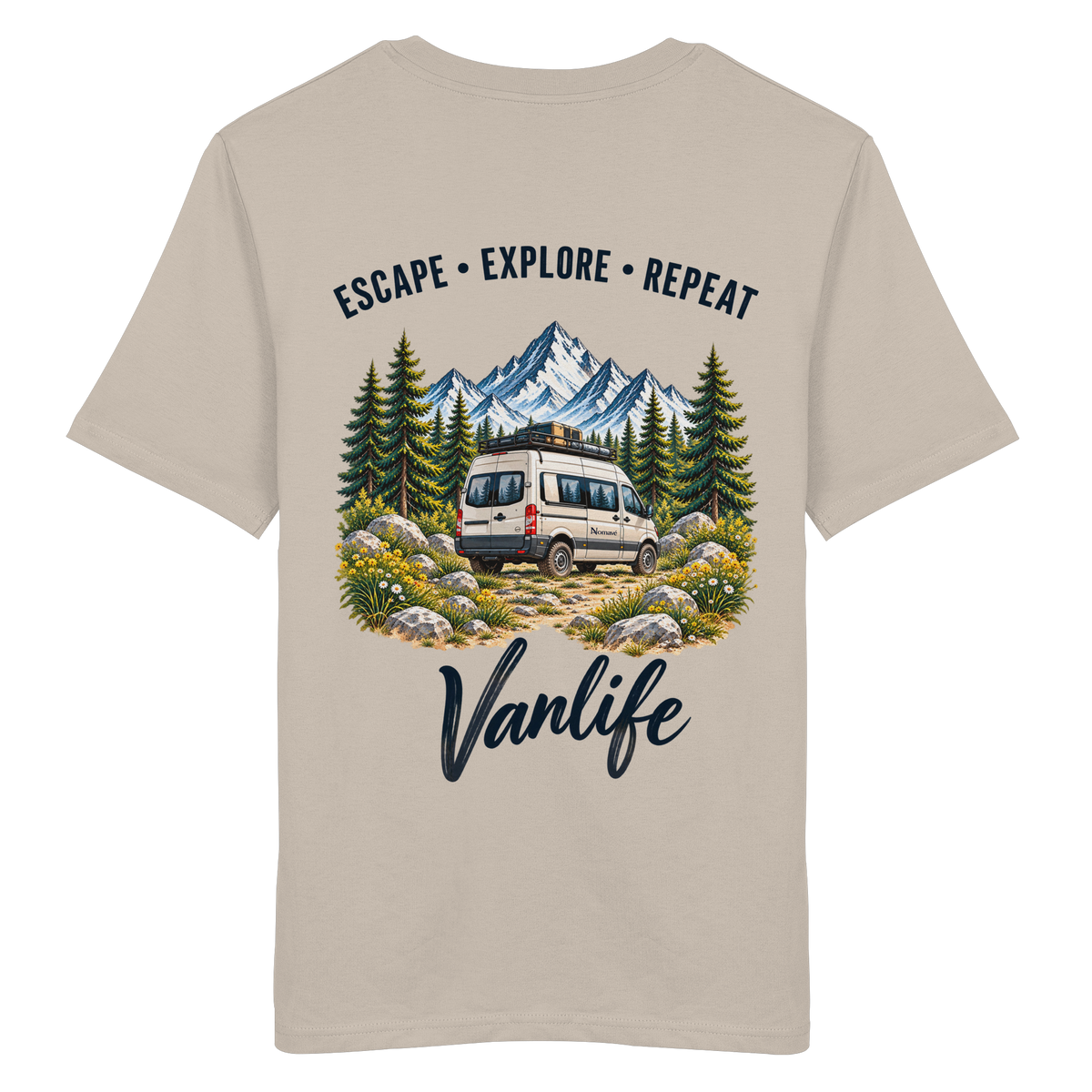 Bio T-Shirt in Desert Dust als Produkt-Mockup mit Escape Explore Repeat Motiv als Backprint – Produktansicht 2
