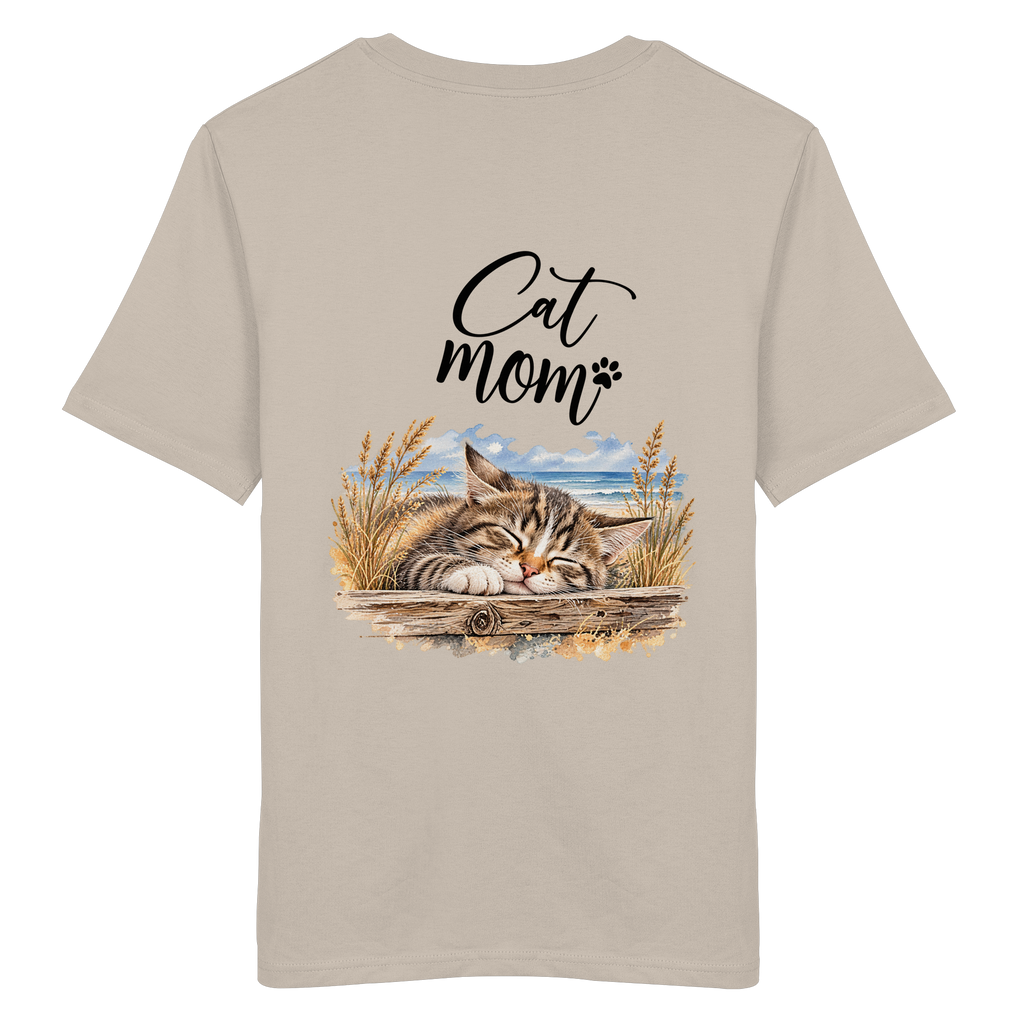Cat Mom Unisex Bio-T-Shirt in Desert Dust – Original-Mockup 2 mit schlafender Katze, Küstenmotiv und Schriftzug als Rückenprint.