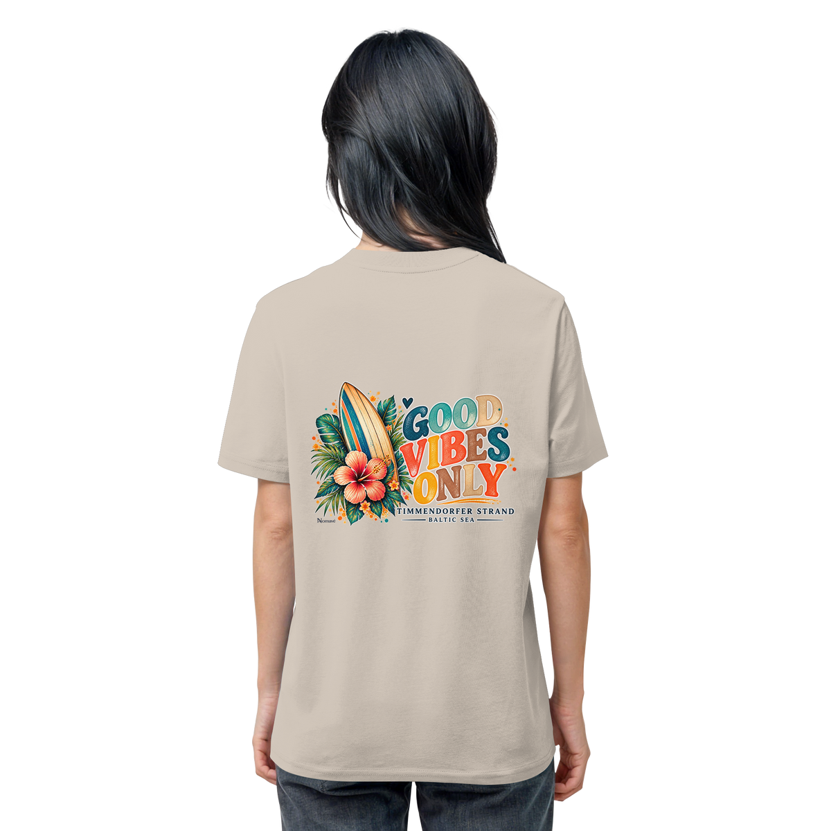 Original-Rückansicht 11: Unisex Bio-T-Shirt in Desert Dust mit Timmendorfer-Surf-Vibes-Rückenprint, Surfboard, Hibiskusblüten und Baltic-Sea-Schriftzug.