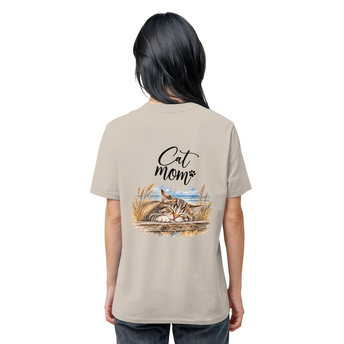 Cat Mom Unisex Bio-T-Shirt in Desert Dust – Original-Mockup 1 mit schlafender Katze, Küstenmotiv und Schriftzug als Rückenprint.