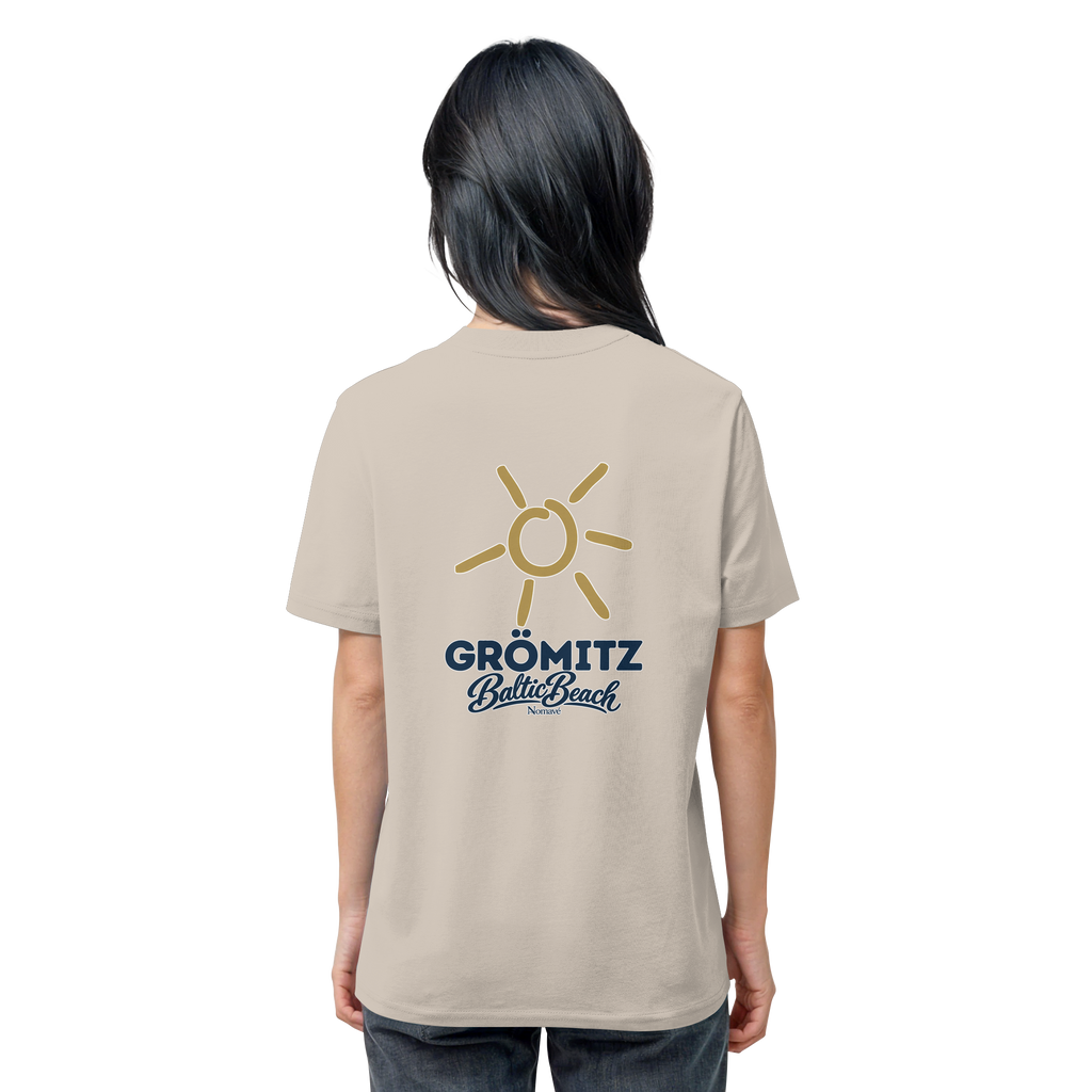 Grömitz Sonne Bio Unisex T-Shirt Baltic Beach mit Rückendruck in Desert Dust – Shirtigo-Originalmockup 12