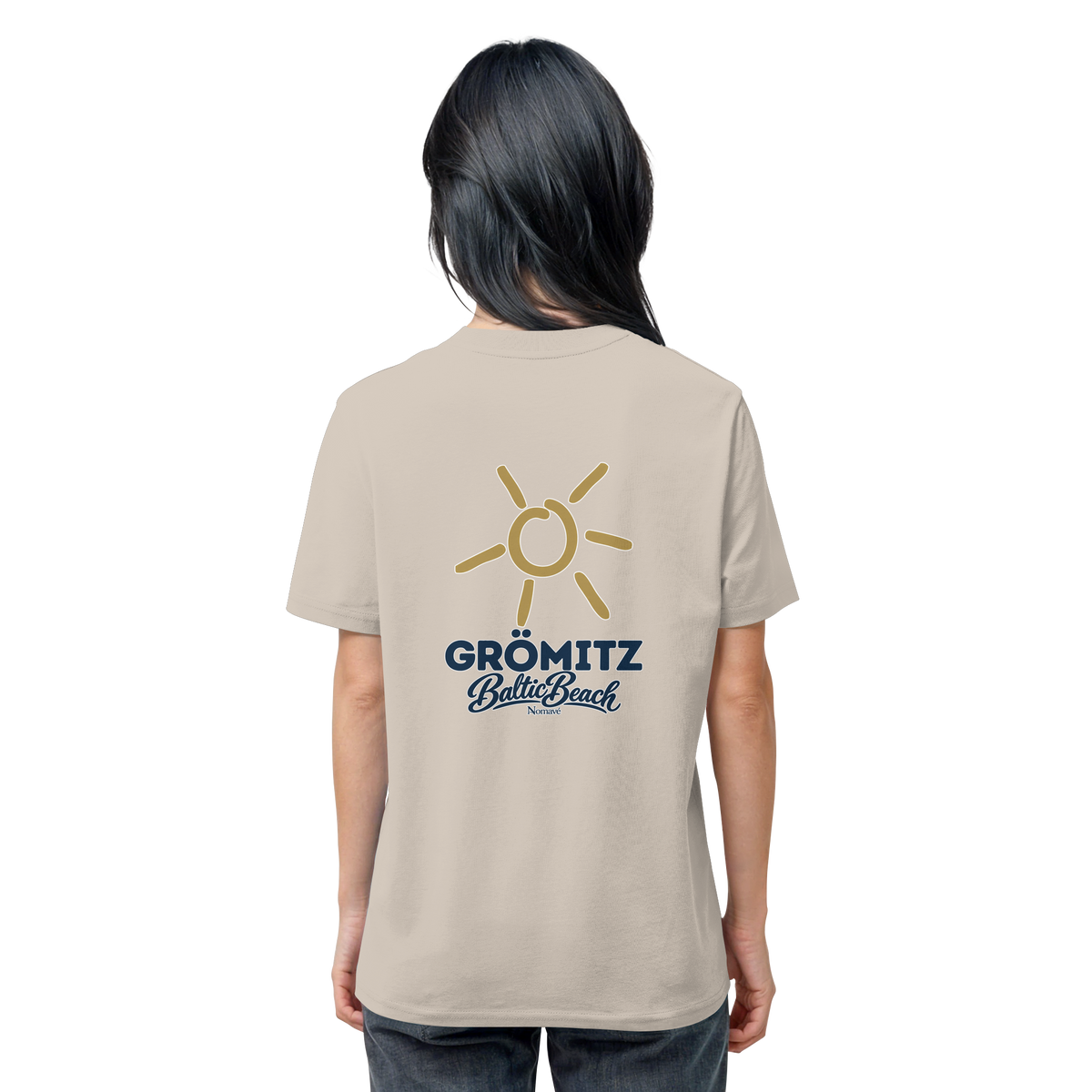 Grömitz Sonne Bio Unisex T-Shirt Baltic Beach mit Rückendruck in Desert Dust – Shirtigo-Originalmockup 12