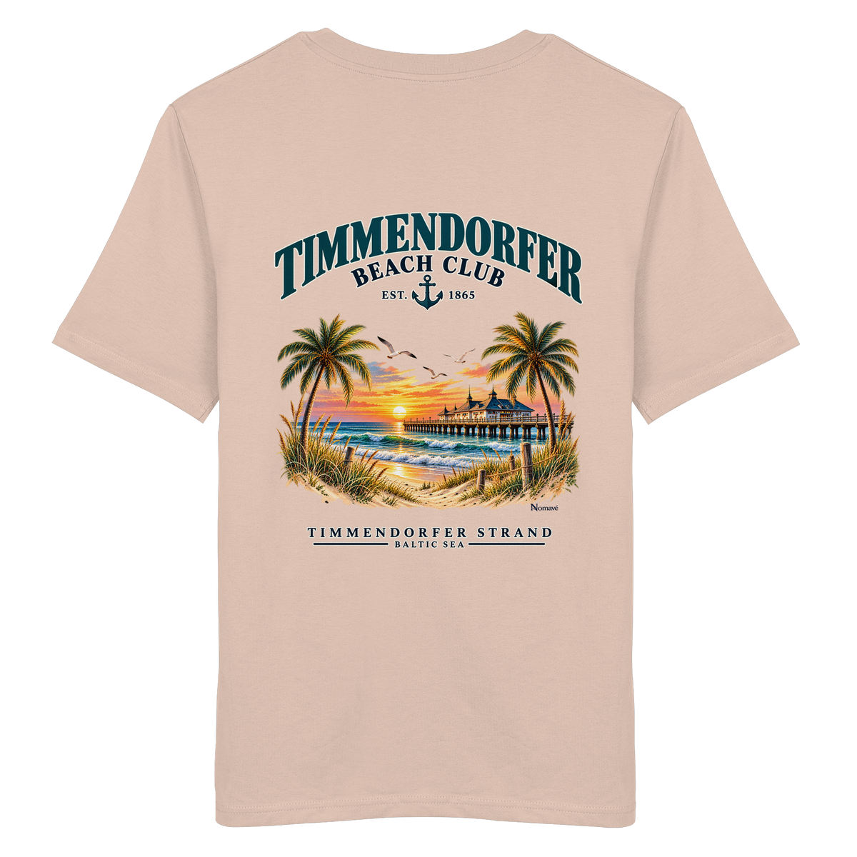 Original-/Katalogmockup: Unisex Bio-T-Shirt in Fraiche Peche, Rückansicht mit Timmendorfer-Beach-Club-Rückendruck.