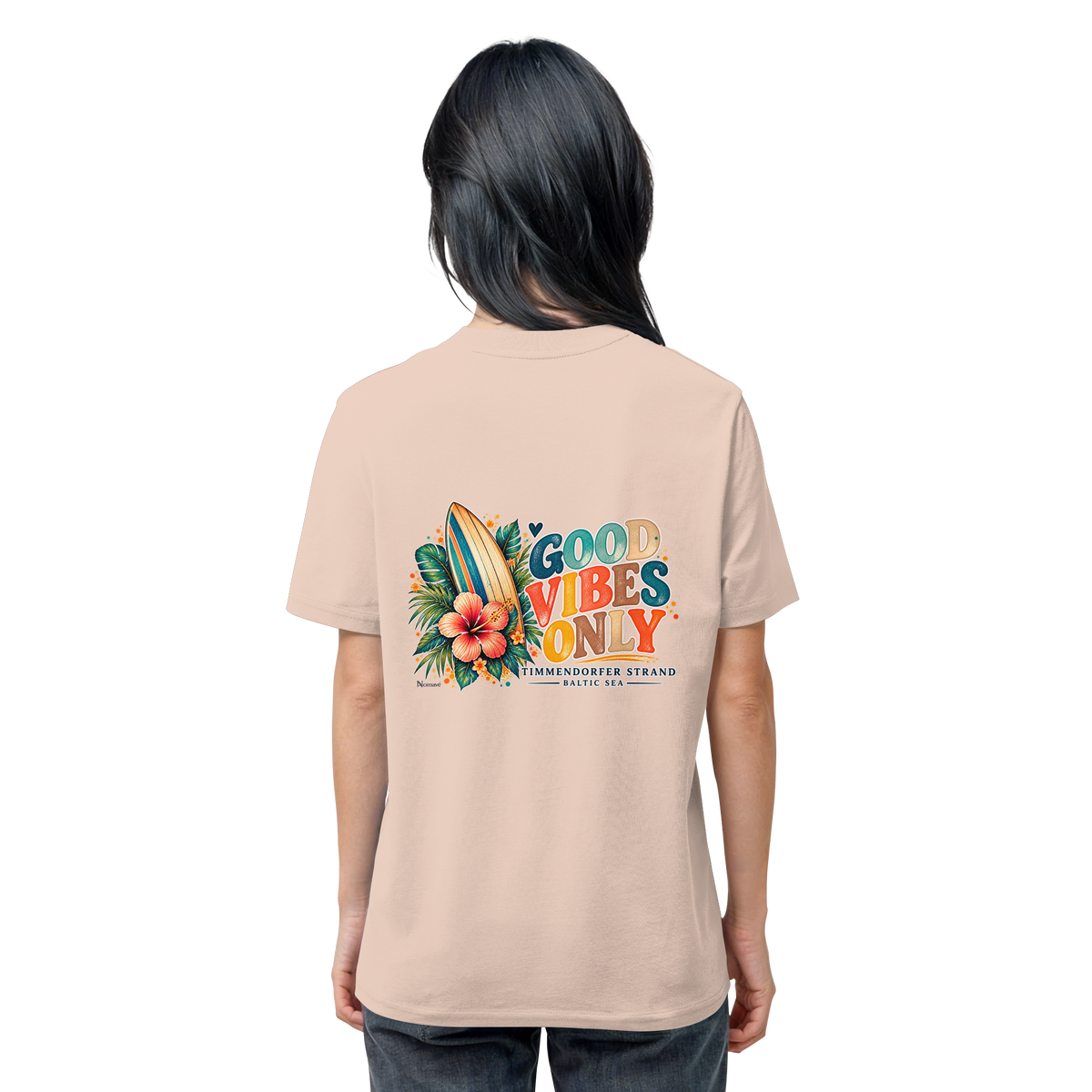 Original-Rückansicht 19: Unisex Bio-T-Shirt in Fraiche Peche mit Timmendorfer-Surf-Vibes-Rückenprint, Surfboard, Hibiskusblüten und Baltic-Sea-Schriftzug.