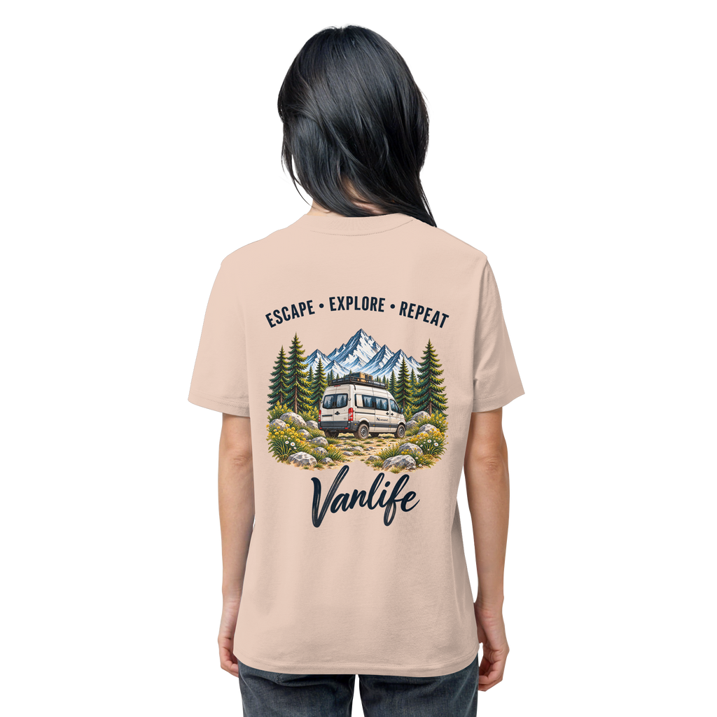 Bio T-Shirt in Fraiche Peche als Produkt-Mockup mit Escape Explore Repeat Motiv als Backprint – Produktansicht 2