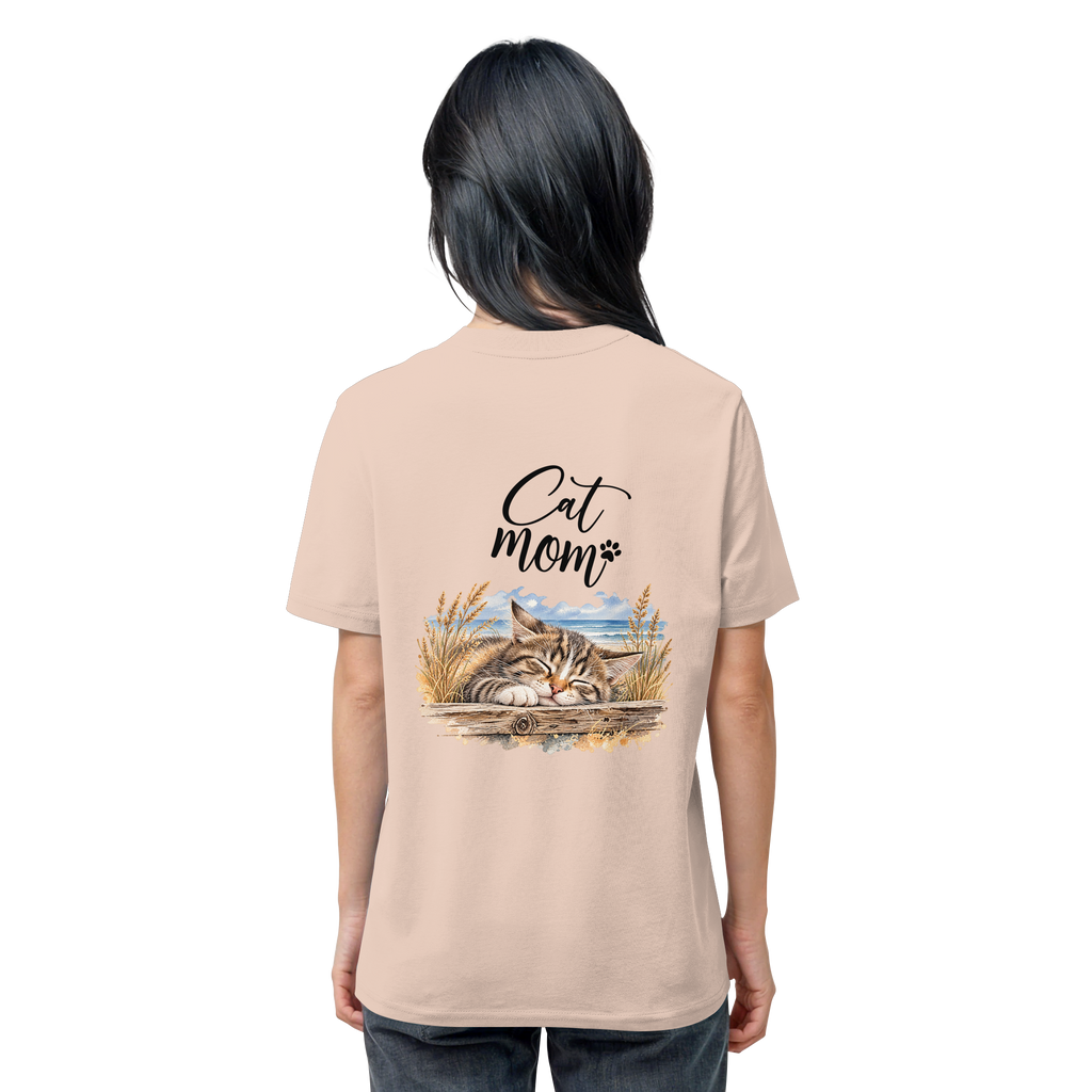 Cat Mom Unisex Bio-T-Shirt in Fraiche Peche – Original-Mockup 2 mit schlafender Katze, Küstenmotiv und Schriftzug als Rückenprint.