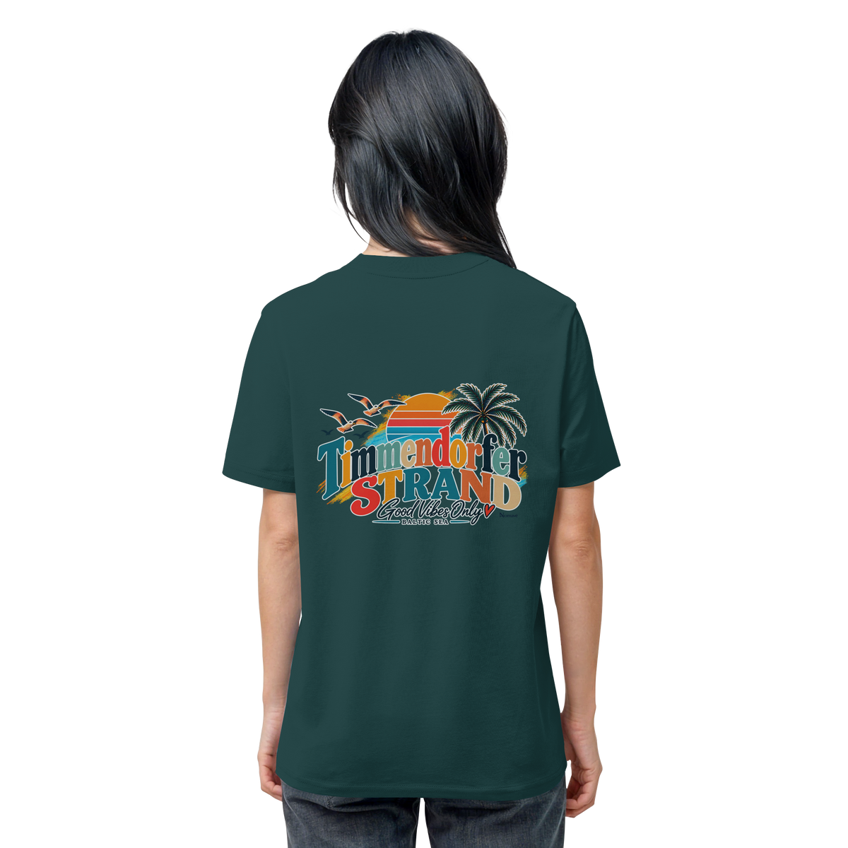 Unisex-Bio-T-Shirt in Glazed Green, Rückansicht am Model mit Timmendorfer-Strand-Good-Vibes-Only-Rückenprint.
