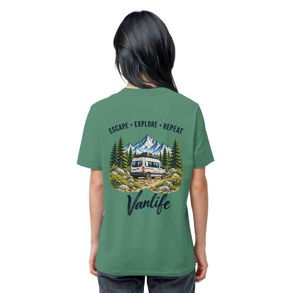 Bio T-Shirt in Green Bay als Produkt-Mockup mit Escape Explore Repeat Motiv als Backprint – Produktansicht 2
