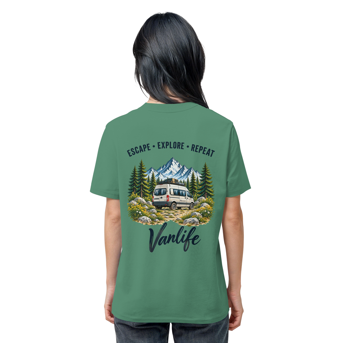 Bio T-Shirt in Green Bay als Produkt-Mockup mit Escape Explore Repeat Motiv als Backprint – Produktansicht 2
