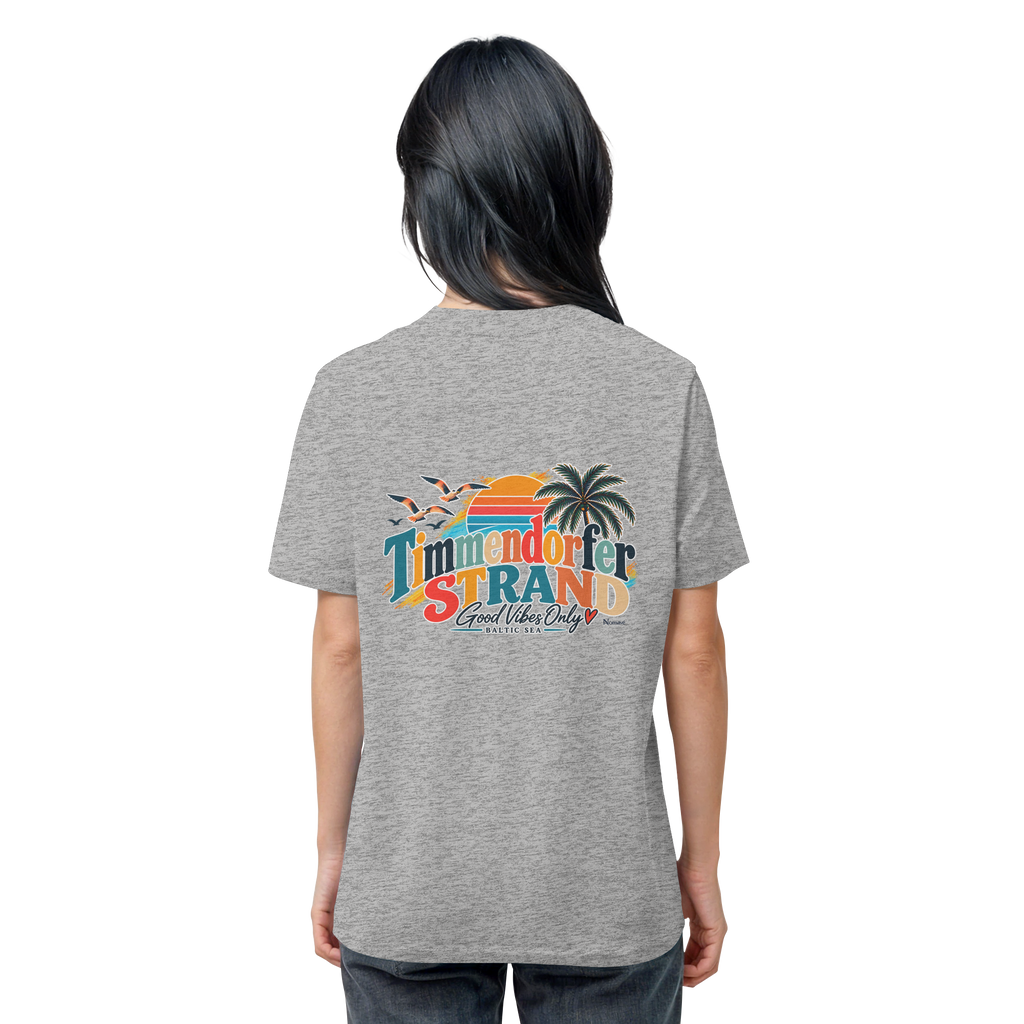 Unisex-Bio-T-Shirt in Heather Grey, Rückansicht am Model mit Timmendorfer-Strand-Good-Vibes-Only-Rückenprint.