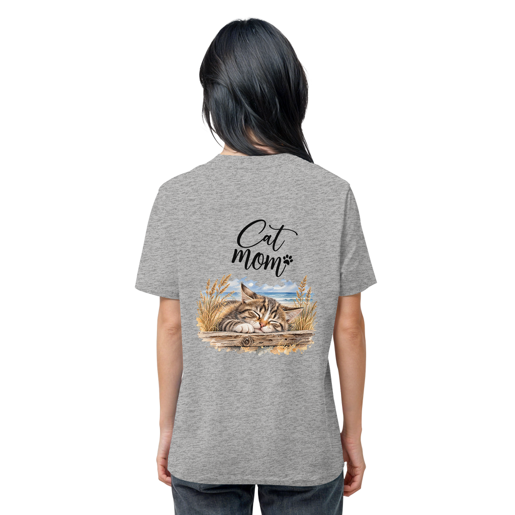 Cat Mom Unisex Bio-T-Shirt in Heather Grey – Original-Mockup 2 mit schlafender Katze, Küstenmotiv und Schriftzug als Rückenprint.