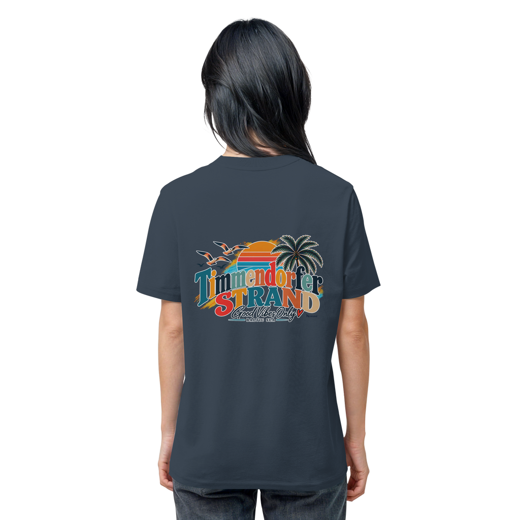 Unisex-Bio-T-Shirt in India Ink Grey, Rückansicht am Model mit Timmendorfer-Strand-Good-Vibes-Only-Rückenprint.