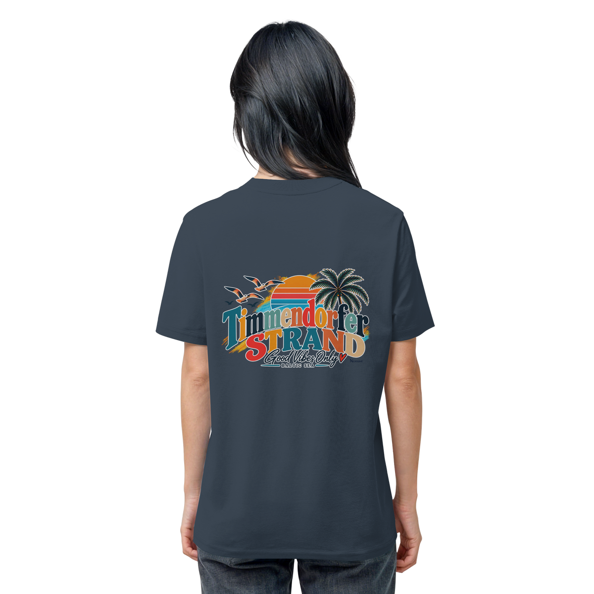 Unisex-Bio-T-Shirt in India Ink Grey, Rückansicht am Model mit Timmendorfer-Strand-Good-Vibes-Only-Rückenprint.