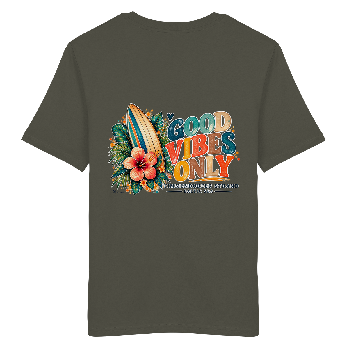 Original-Rückansicht 9: Unisex Bio-T-Shirt in Khaki mit Timmendorfer-Surf-Vibes-Rückenprint, Surfboard, Hibiskusblüten und Baltic-Sea-Schriftzug.