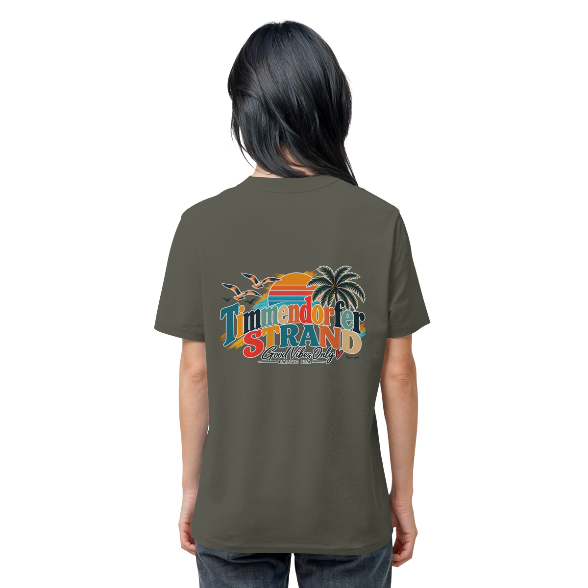 Unisex-Bio-T-Shirt in Khaki, Rückansicht am Model mit Timmendorfer-Strand-Good-Vibes-Only-Rückenprint.