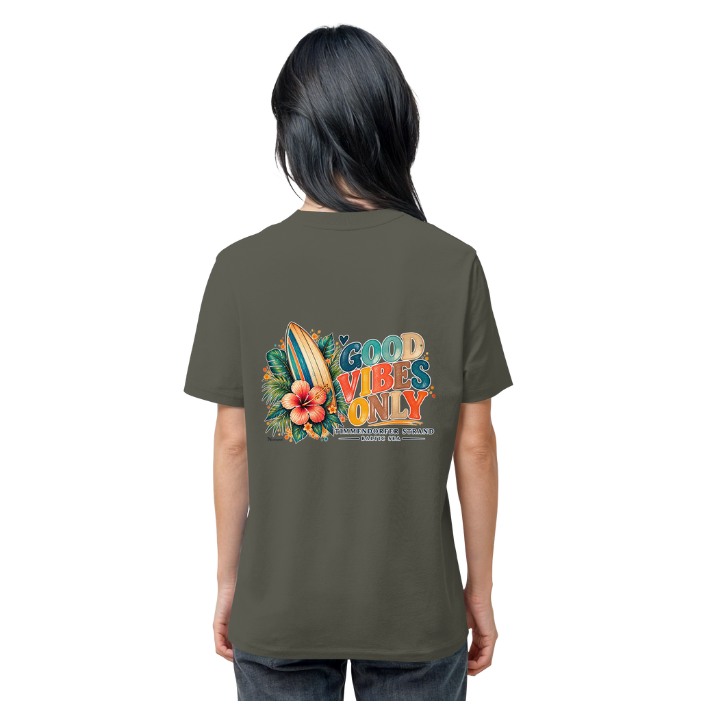 Original-Rückansicht 10: Unisex Bio-T-Shirt in Khaki mit Timmendorfer-Surf-Vibes-Rückenprint, Surfboard, Hibiskusblüten und Baltic-Sea-Schriftzug.